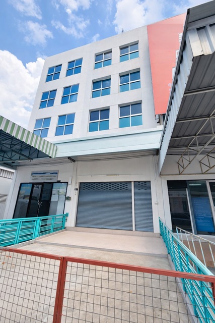 ถนนลาดพร้าว 115-119 เดอะมอลล์ บางกะปิ 450 ม. อาคารพาณิชย์ 3.5ชั้น ให้เช่า 2-3นอน 3ห้องน้ำ  ตลาดตะวันนา 450ม. แฮปปี้แลนด์ 600ม.  คลินิก  