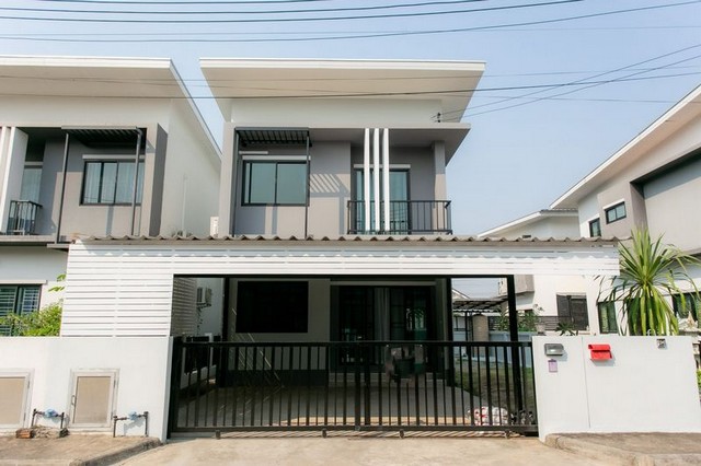 บ้านรีโนเวทใหม่ ขายพร้อมผู้เช่า สไตล์โมเดิร์น สันผักหวาน